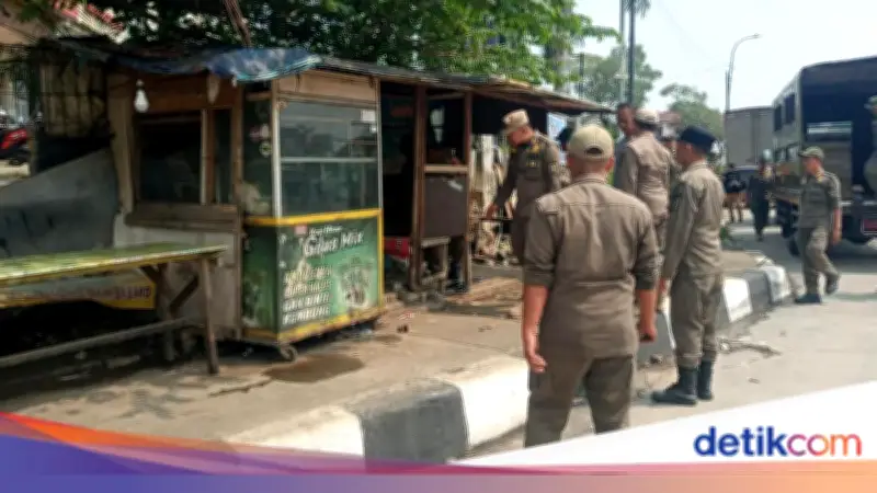 118 Bangunan Liar di Sempadan Kali Angke Bogor Dibongkar Petugas