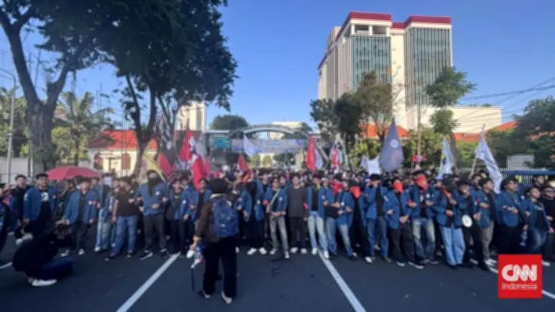 1.249 Personel Polisi Kawal Demo Mahasiswa di Grahadi Surabaya