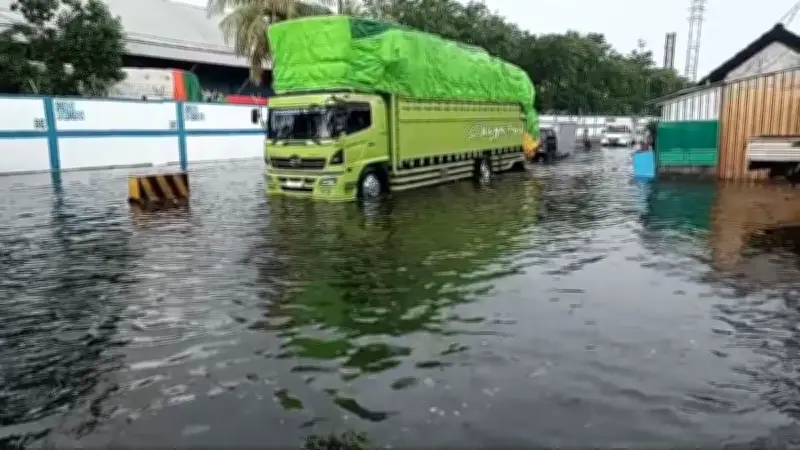 17 Titik di Surabaya Banjir, Genangan Tertinggi Capai 50 Cm