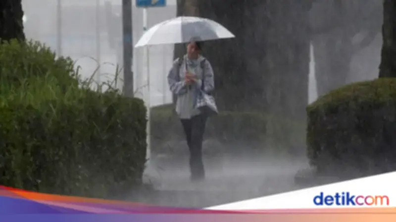 2 Juta Warga Jepang Diungsikan Akibat Topan Mekkhala, 200 Penerbangan Batal