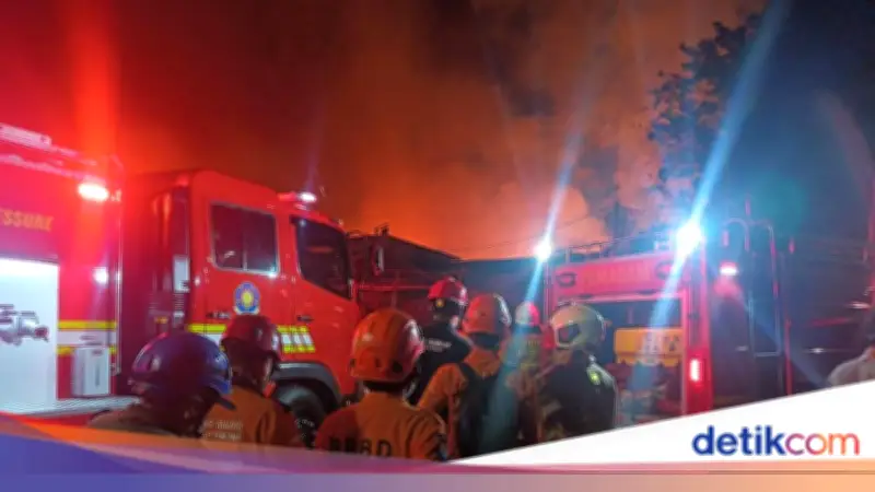 35 Mobil dan 165 Personel Damkar Atasi Kebakaran di Kemayoran
