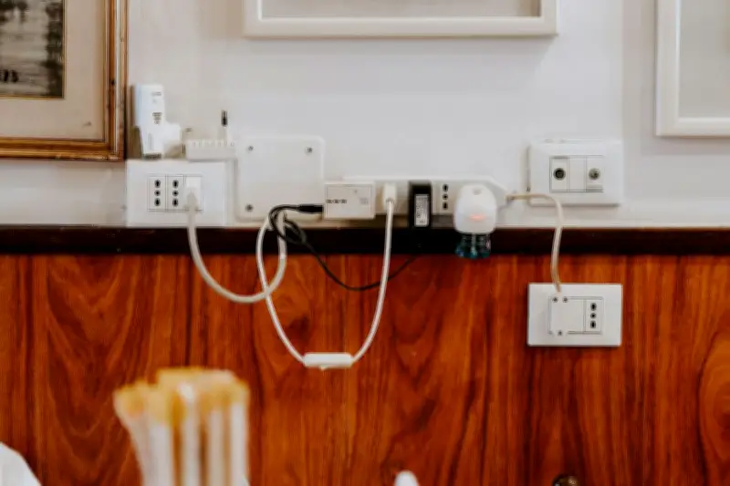 5 Cara Efektif Merapikan Kabel Berantakan di Rumah