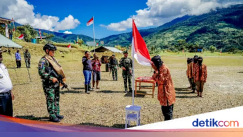 8 Anggota OPM Kembali ke NKRI, Serahkan Senjata dan Bendera Bintang Kejora
