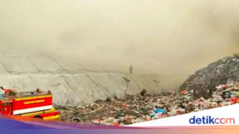 8 Jam Pemadaman, Damkar Masih Berjuang Padamkan Kebakaran TPA Jatiwaringin