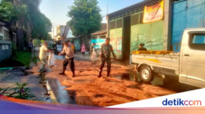 80 Kg Minyak Curah Tumpah di Ciputat, Dua Pemotor Terjatuh