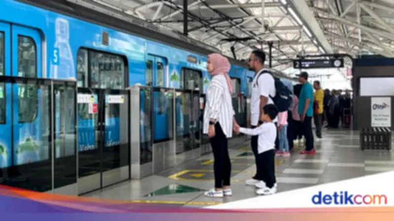 Akses Masuk Stasiun MRT Bundaran HI-Dukuh Atas Ditutup Sementara Akibat Demo