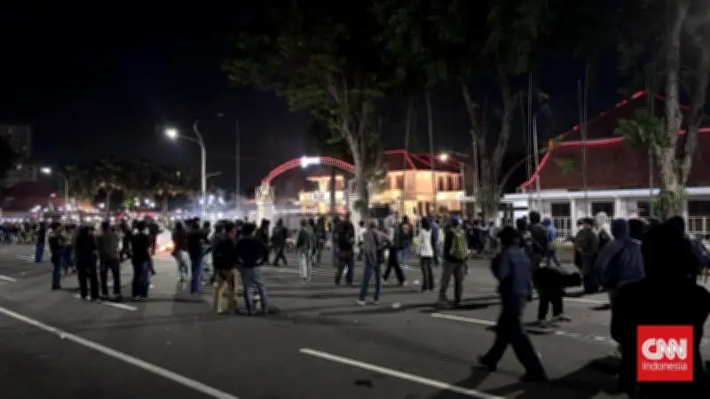 Aksi Masyarakat Sipil di Surabaya Digelar hingga Malam, Polisi Bubarkan Massa