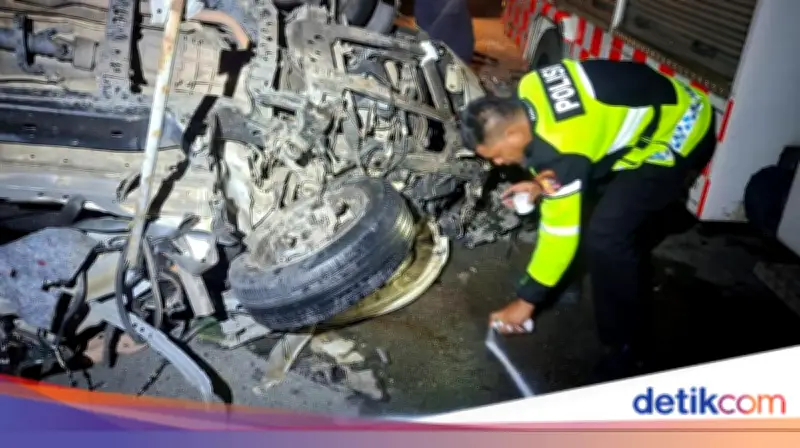 Ambulans Tabrak Truk di Tol Pekanbaru, 3 Orang Tewas
