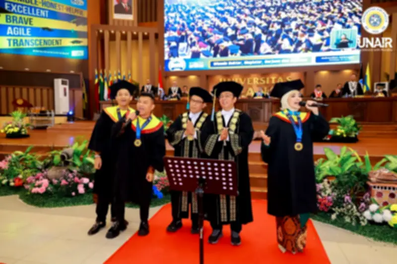 Anang, Ashanty, dan Azriel Hermansyah Wisuda Bersama di Unair