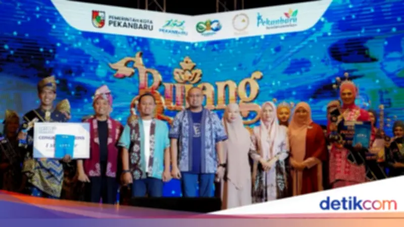 Andre Rosiade Beri Uang Pembinaan Rp24 Juta untuk Finalis Bujang Dara Pekanbaru