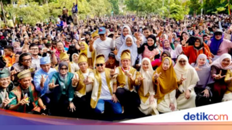 Andre Rosiade Saksikan Rekor MURI Ketan Talam Durian 1 KM di HUT Pekanbaru