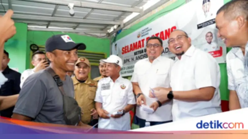 Andre Rosiade Serahkan Bantuan Rp1 Juta ke Perantau Minang Korban Kebakaran Pasar Jiung