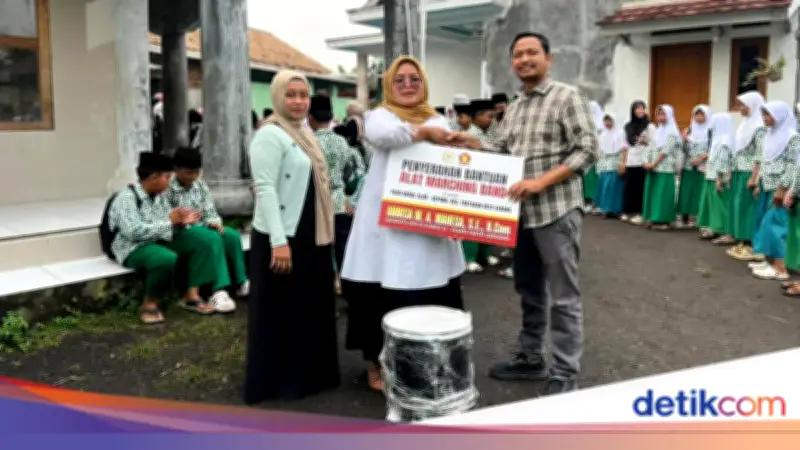 Anggota DPR Gerindra Annisa Mahesa Salurkan Bantuan Alat Marching Band untuk PAUD di Serang