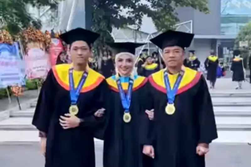 Ashanty Bahagia Wisuda S3 Bareng Anang dan Azriel, Anang Tunda Wisuda