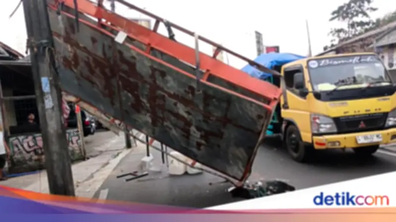 Bak Truk Nyangkut Kabel Listrik di Ciputat, Lalin Macet Parah