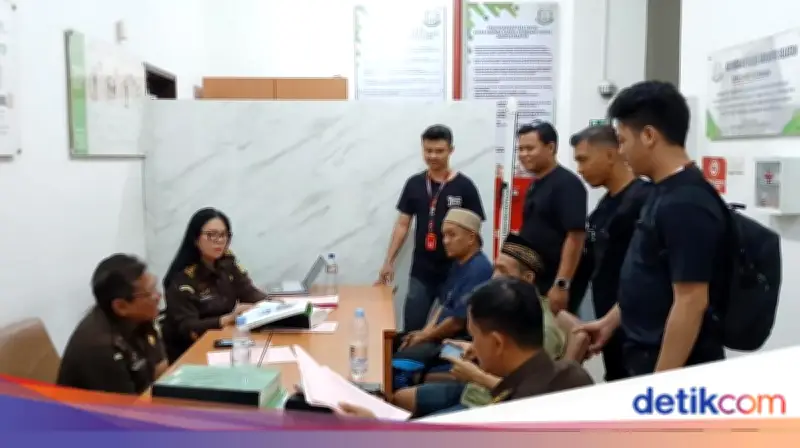 Bareskrim Serahkan Dua Kurir Sabu dan Etomidate ke Kejari Jaksel