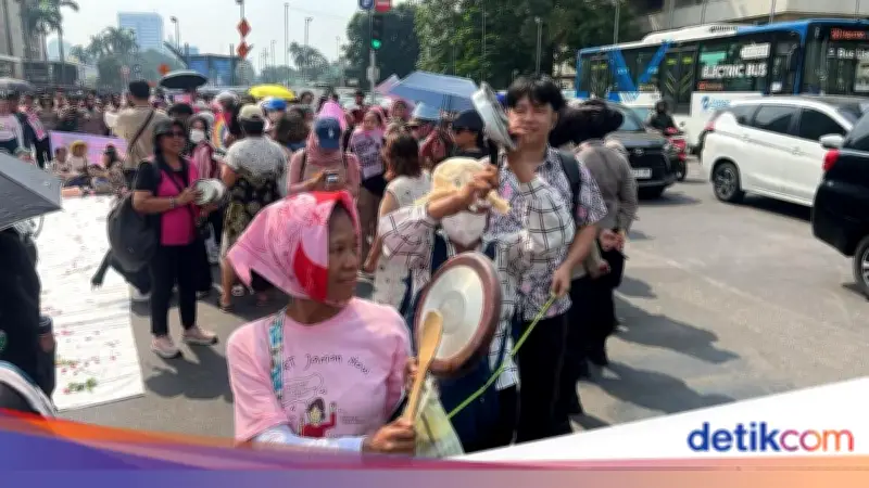 Bawa Panci, Aliansi Perempuan Demo di Kebon Sirih Tuntut Harga BBM Turun