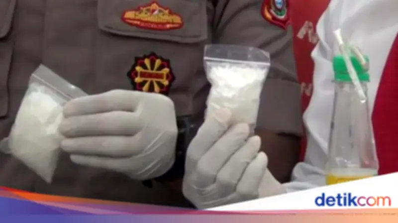 Bawa Sabu dalam Kaleng Biskuit, Pengedar Narkoba Diciduk di Jaktim