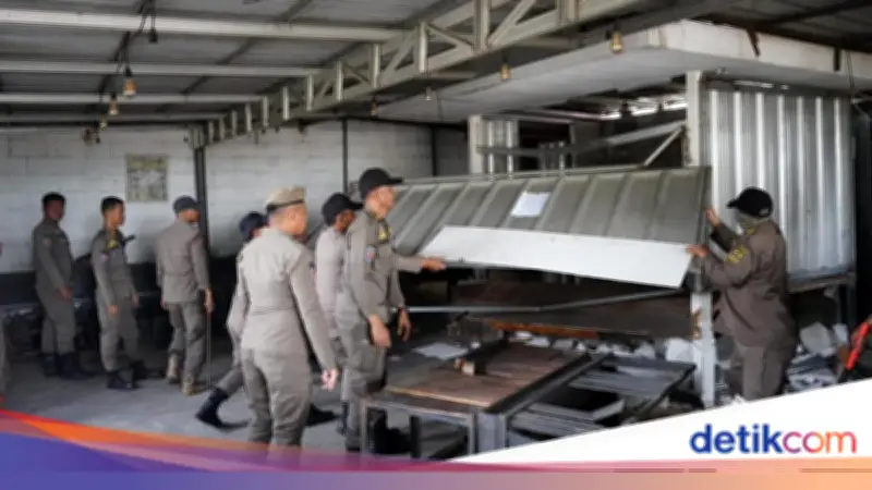 Belasan Bangunan Liar dan PKL di Citeureup Dibongkar Satpol PP