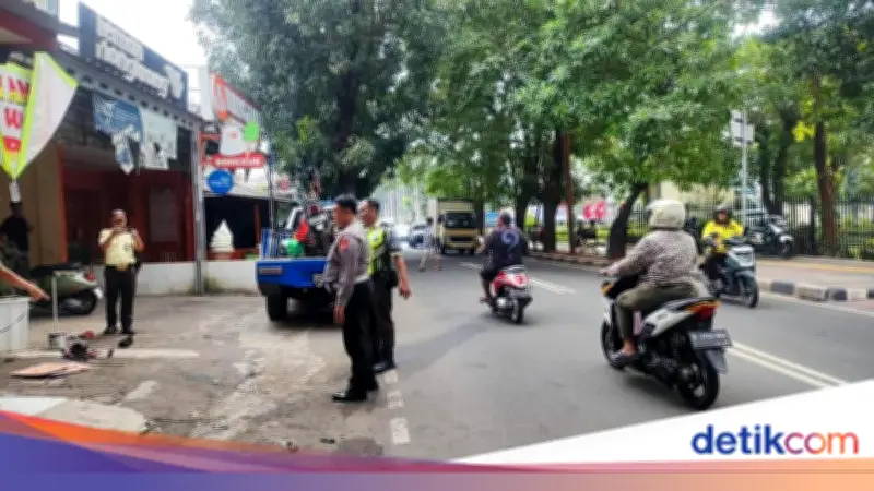 BMW Listrik di Jakbar Tabrak Motor, Dikejar Massa hingga Ringsek