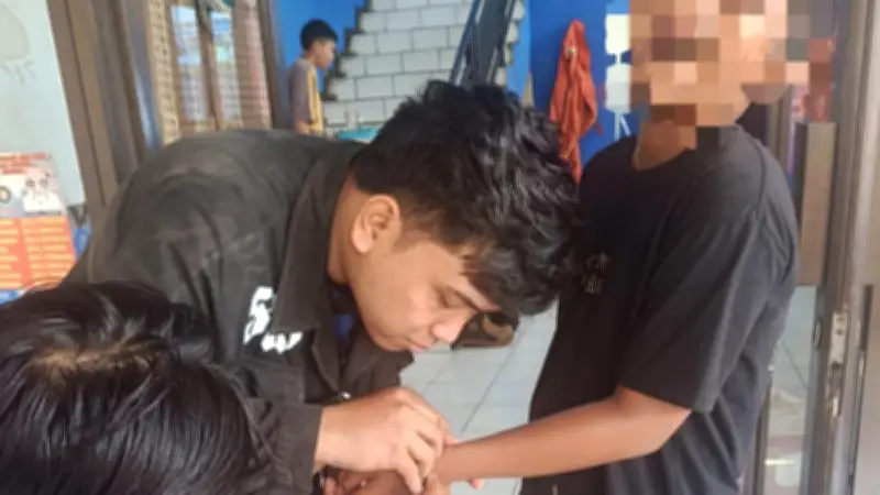 Bocah di Depok Minta Tolong Damkar Lepas Borgol dari Sampah
