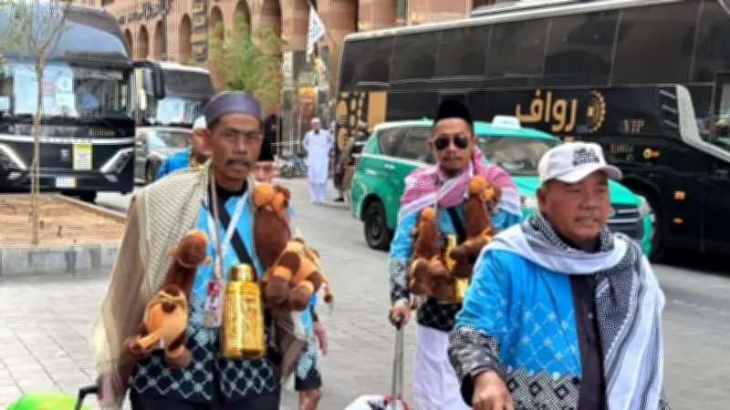 Boneka Unta dan Salam Terakhir: Kisah Haru Jemaah Haji Tinggalkan Madinah