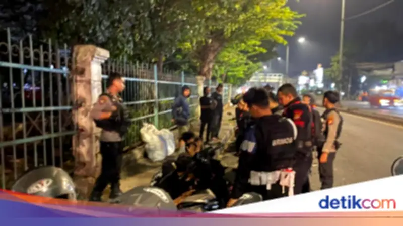 Brimob Bekuk 4 Remaja Hendak Tawuran di Kramat Jati, Sita Celurit
