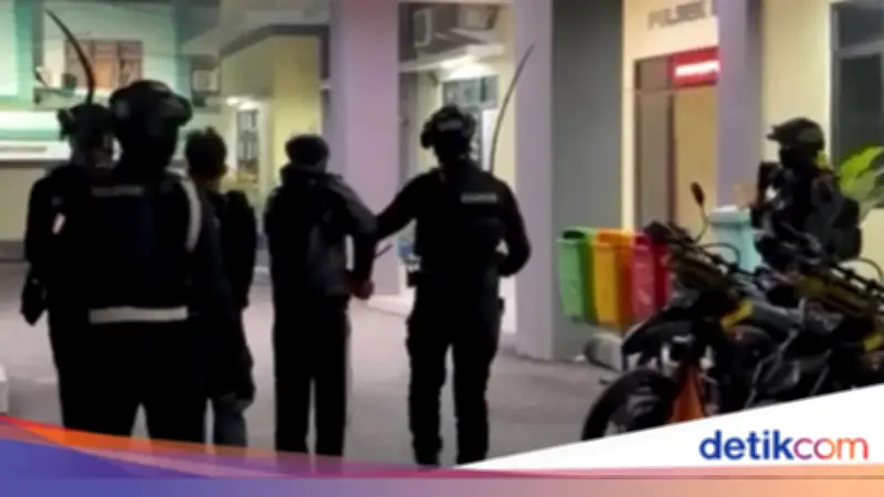 Brimob Polda Metro Gagalkan Tawuran di Bekasi, Dua Remaja Bawa Sajam Ditangkap