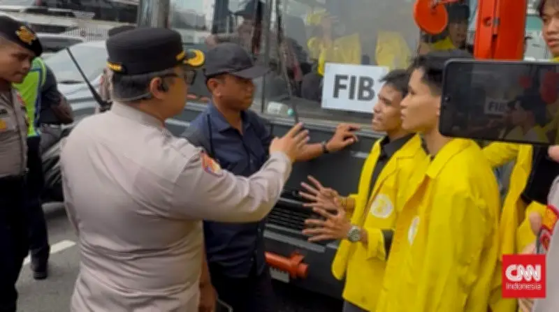 Bus Dicegat, Mahasiswa Long March ke Bundaran HI