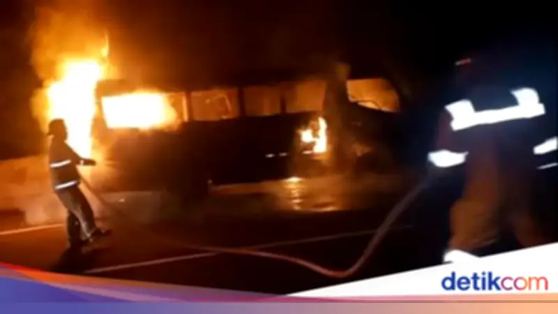 Bus Terbakar di Tol Japek Cikarang, Lalu Lintas Sempat Padat