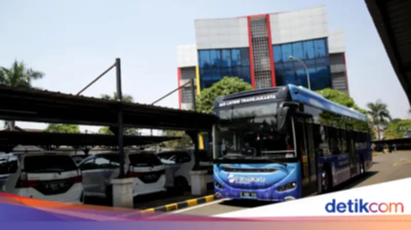 Bus TransJ Tabrak Separator Busway di Jl MT Haryono Dievakuasi, Lalin Normal