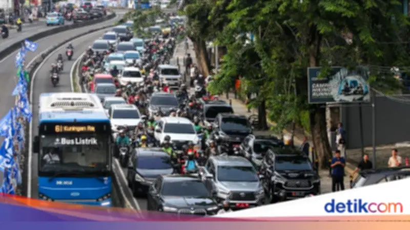 Bus TransJ Tabrak Separator Busway di MT Haryono, Tak Ada Penumpang