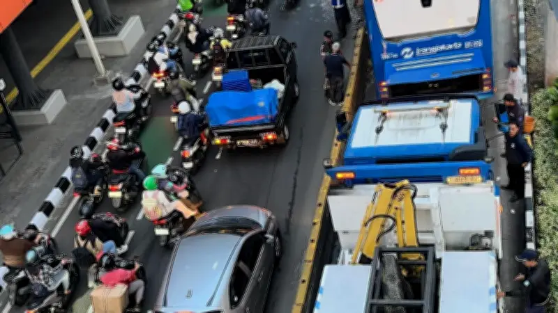Bus Transjakarta Tabrak Separator di Cikoko, Lalu Lintas Macet