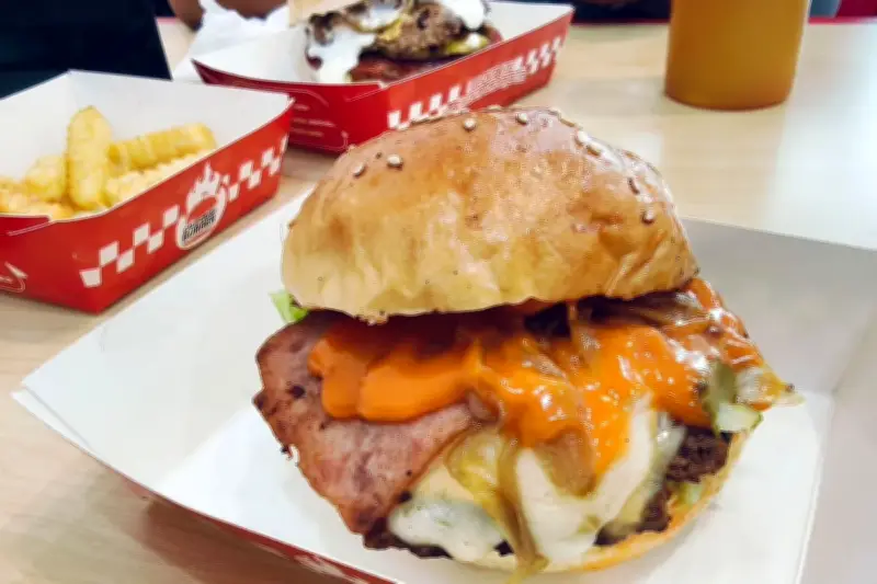 California Burger Surabaya Sajikan Smash Burger Homemade Khas AS