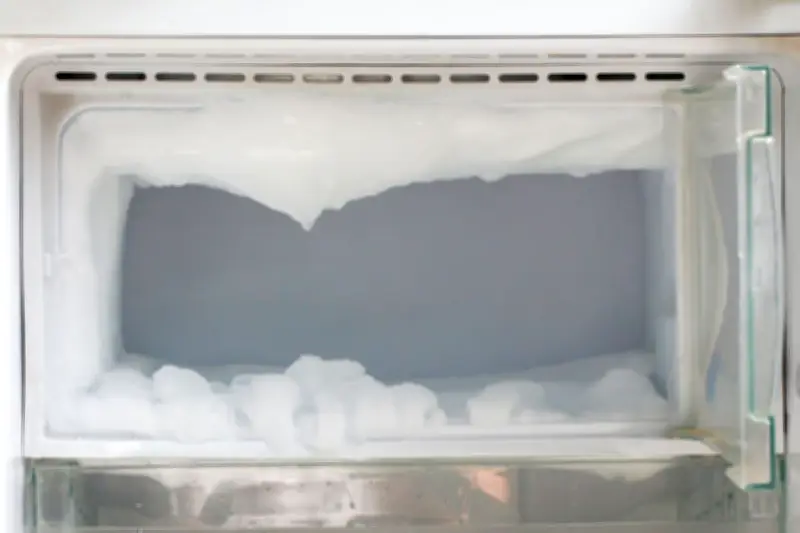 Cara Mudah Membersihkan Bunga Es di Freezer Kulkas Tanpa Ribet