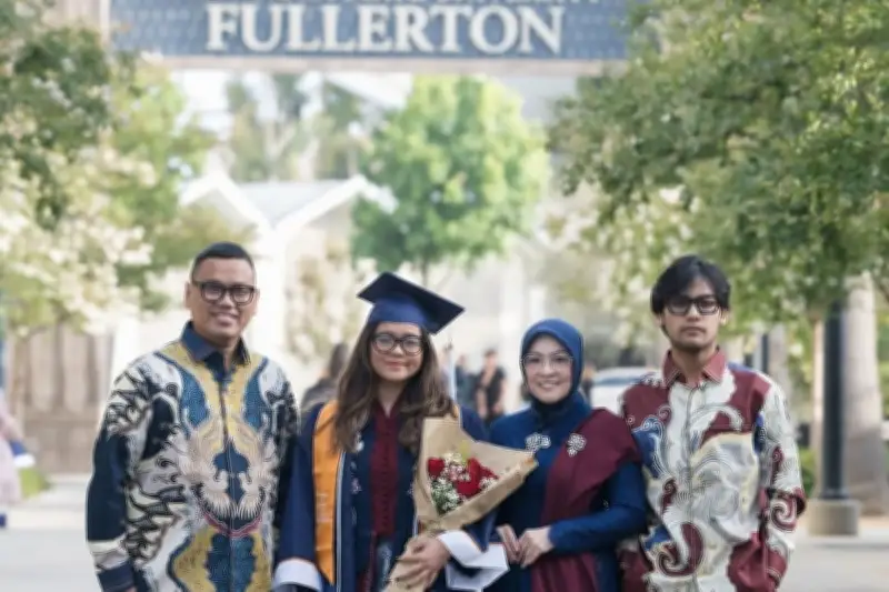 Cinta Kuya Lulus S1 Psikologi dari California State University
