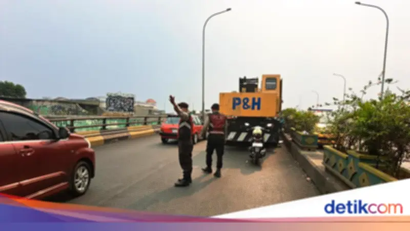 Crane Mogok di Flyover Ciputat, Lalu Lintas Sempat Macet