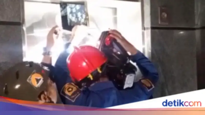 Damkar Bogor Evakuasi Dua Wanita Terjebak di Lift Hotel Sukaraja