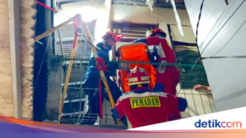 Damkar Evakuasi Jenazah 120 Kg dari Lantai 2 di Jakarta Timur