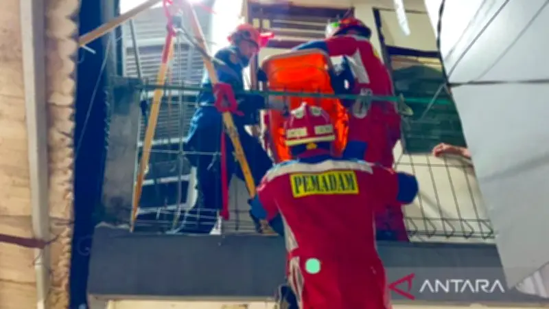 Damkar Evakuasi Jenazah 120 Kg dari Lantai Dua Rumah Akses Sempit