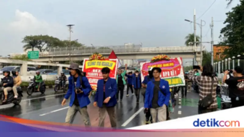 Demo Depan DPR, Mahasiswa Bawa Karangan Bunga Sindir Pemerintah