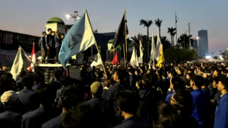 Demo Depan DPR: Massa Bertahan hingga Malam, Audiensi Masih Berlangsung