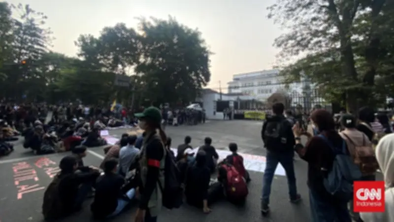Demo Mahasiswa Bandung di DPRD Jabar: Tuntut Hentikan Pemborosan Anggaran