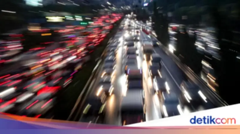 Demo Mahasiswa di Depan UKI Cawang, Lalin Macet dan Bakar Ban