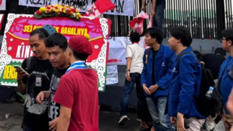 Demo Mahasiswa di DPR Bawa Karangan Bunga Satire
