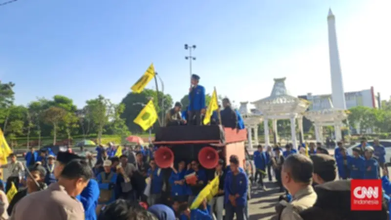 Demo Mahasiswa di Surabaya dan Makassar Ricuh, Ini Tuntutan Massa