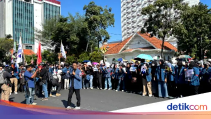 Demo Mahasiswa di Surabaya, Malang, dan Bandung Tolak MBG dan Desak Evaluasi Fiskal