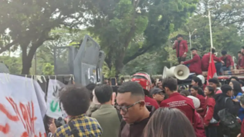 Demo Mahasiswa Terhalang Pagar Besi Polisi Setinggi 2 Meter di Jakarta Pusat