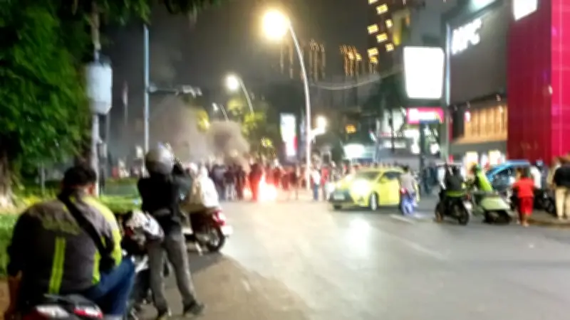 Demo Tolak Kenaikan BBM di Cikini, Massa Bakar Ban Ganggu Lalin