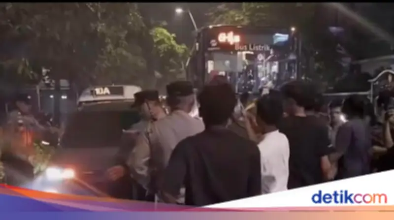 Demo Tolak Kenaikan BBM Nonsubsidi di Cikini Dibubarkan Polisi